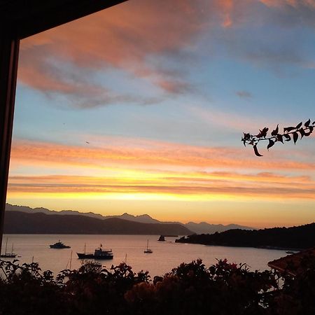 Casa Vacanze Ibiscus ปอร์โตเวเนเร ภายนอก รูปภาพ